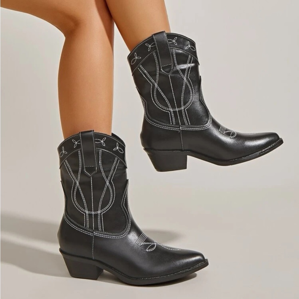 S8 - Black and white cowboy boots 1.5in heel